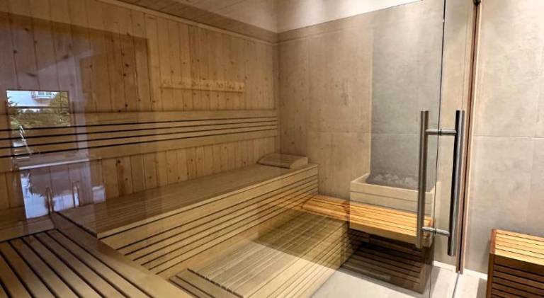 Apartment with pool & hot tub — photo 4