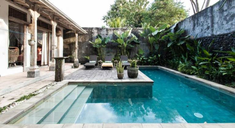 Villa with pool — photo 5
