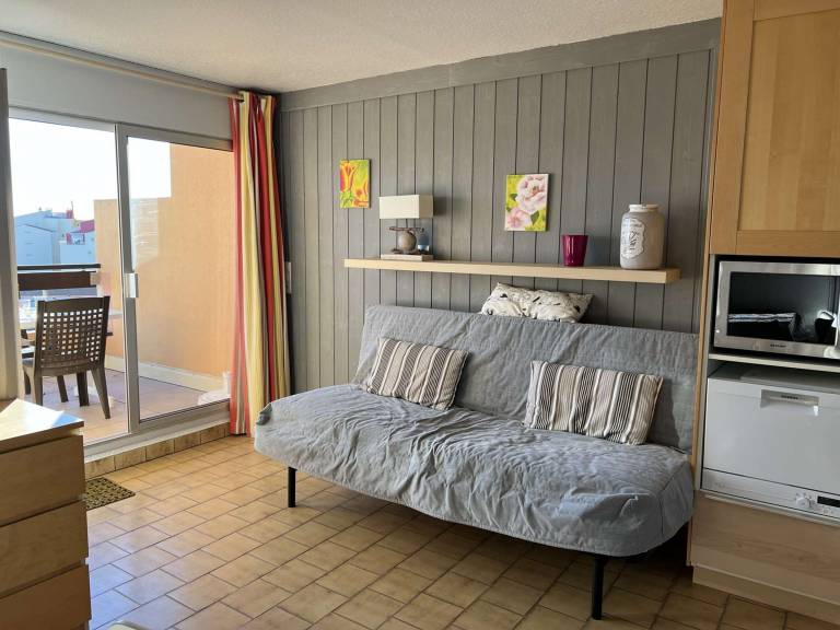 Quiet Studio Cabin, Close to Beach, Washing Machine, Pets OK — photo 3