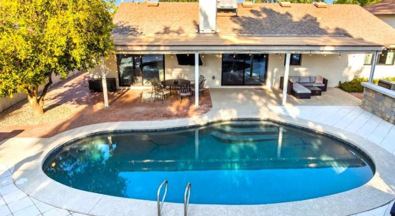 Vacation home with pool — photo 5