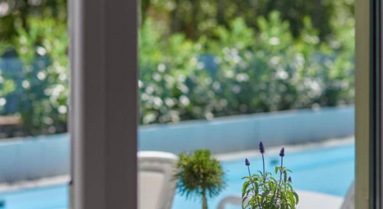 Vacation home with terrace, garden & private pool — photo 5