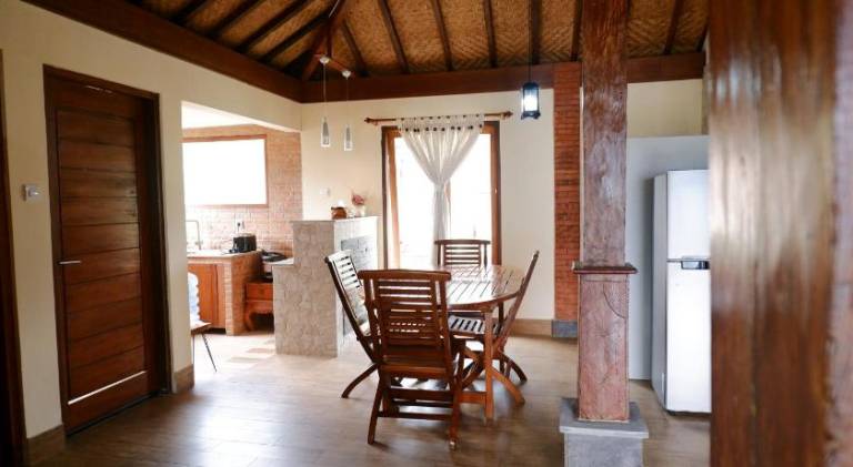 Lodge with BBQ, yard & terrace — photo 4