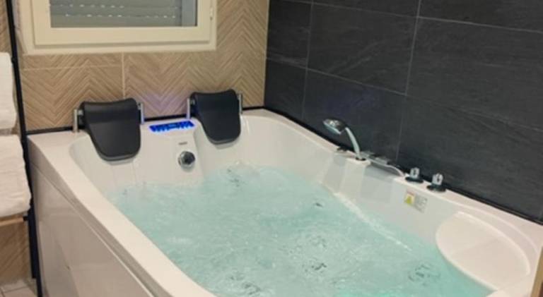 Apartment with jacuzzi in Bormes-Les-Mimosas