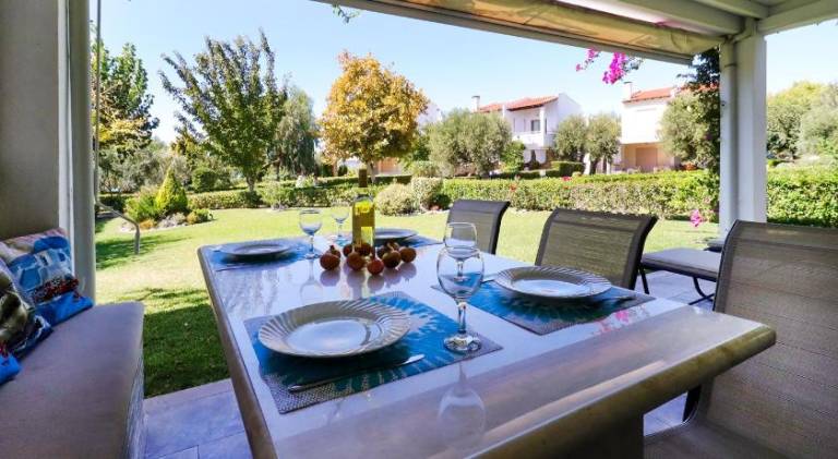 Villa with patio — photo 5