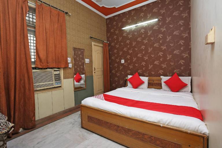 OYO 15920 Hotel Classic