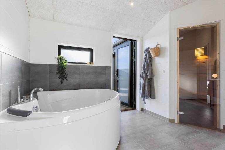 Family-oriented house with hot tub, sauna & grill | Close to the beach | Dogs allowed — photo 2
