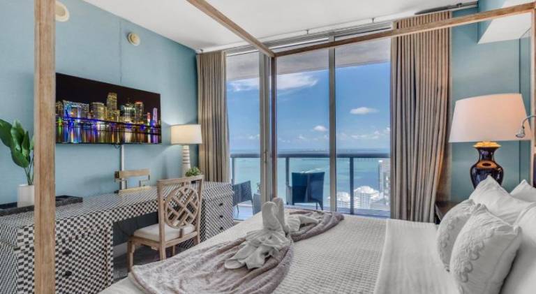 Rental apartment with jacuzzi & pool | Next to Bayfront Park in Miami, FL