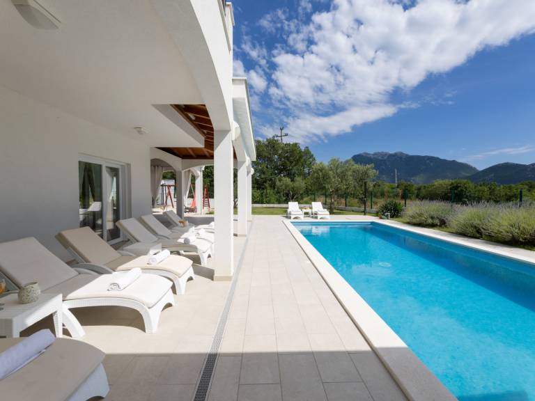 Vacation home with terrace, private pool & yard — photo 2