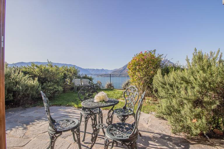 Rental apartment with pool & yard in Varenna