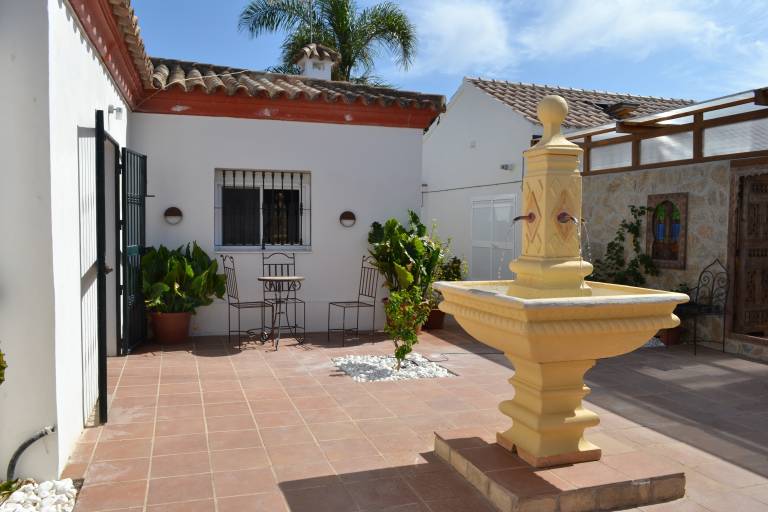 Fully equipped ample house with BBQ, private pool & patio | Garden view | Pet-friendly — photo 5