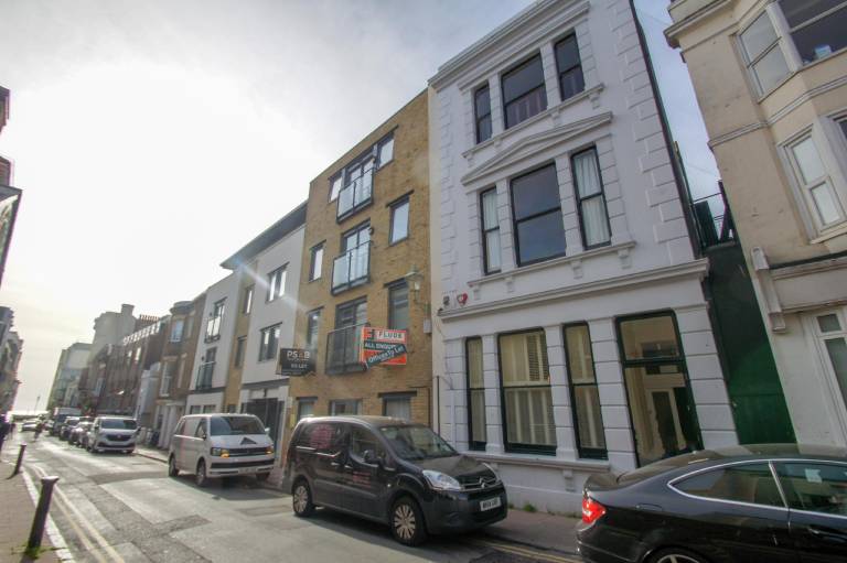 Vacation home with patio | Close to Brighton Palace Pier | Suitable for remote work — photo 5