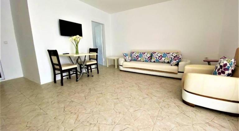 Serviced apartment with pool, BBQ & yard — photo 5
