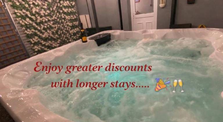 Cardiff Coach House with Hot Tub & Log Fire in Cardiff