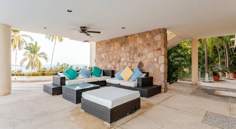 Villa with pool — photo 3