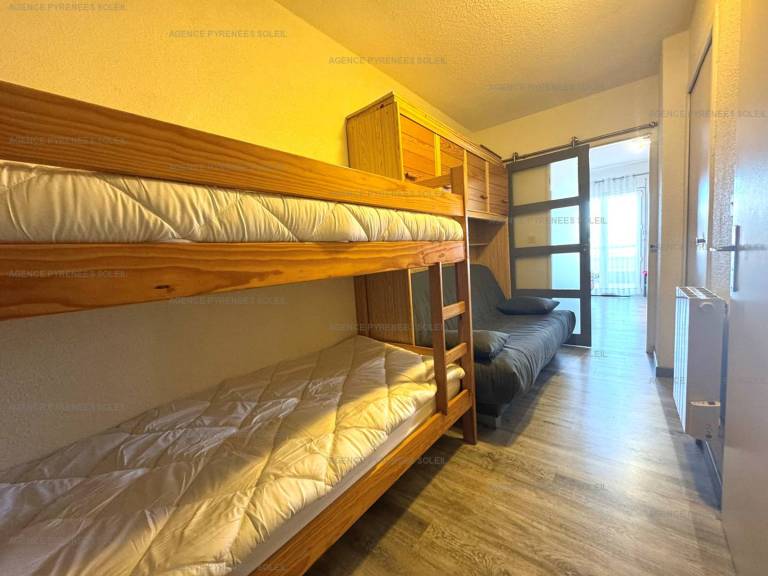Studio cabin sleeps 4 in the heart of the station, south-facing terrace — photo 4