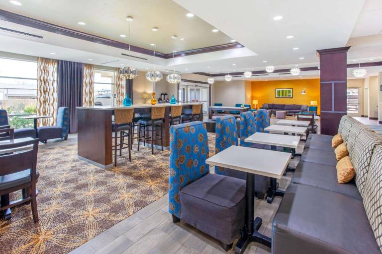 La Quinta Inn & Suites by Wyndham Gonzales TX — photo 4