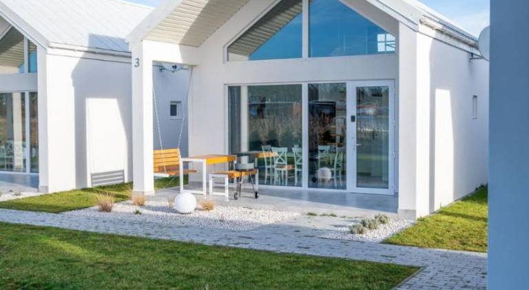Lodge with barbeque, terrace & yard in Darlowo