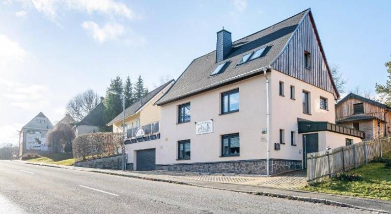 Spacious vacation home with garden, BBQ & sauna | Pet-friendly in Oberwiesenthal