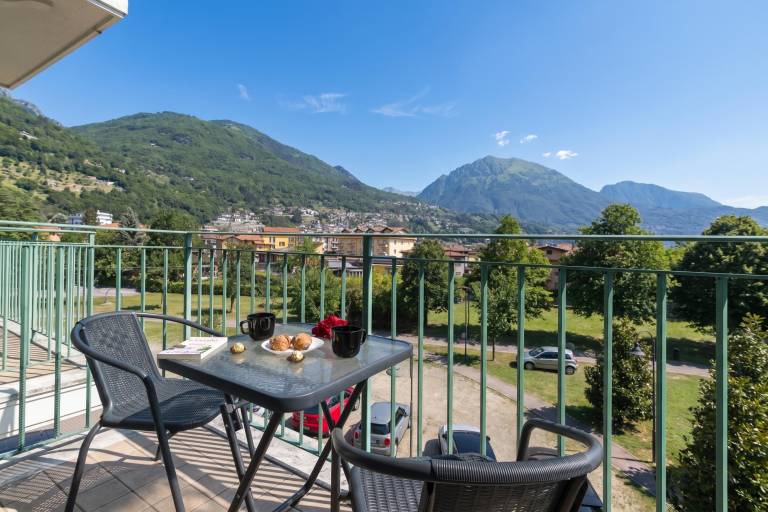 Holiday apartment with patio | Mountain view in Porlezza
