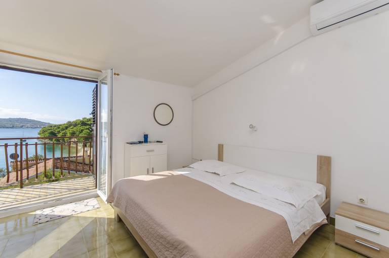 Holiday apartment with terrace & grill | Sea view — photo 4