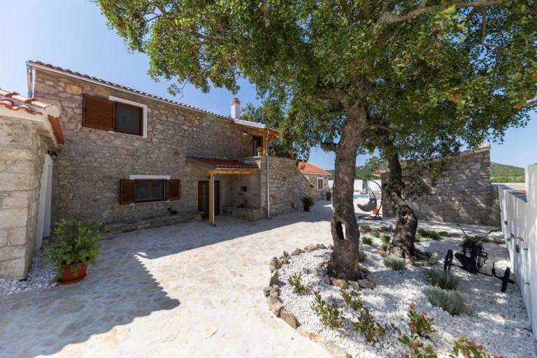 Villa with garden, patio & private pool — photo 4