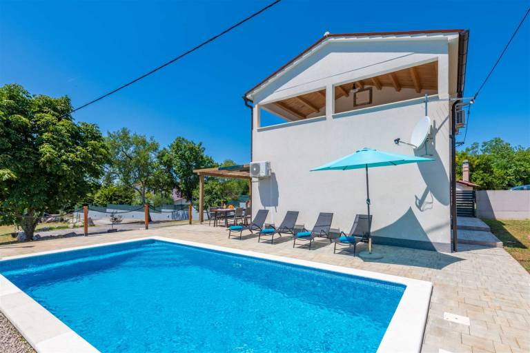 Family-friendly rental with patio, garden & pool | Pool view | Dogs allowed — photo 2