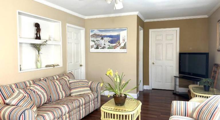 Holiday apartment with yard & patio — photo 2