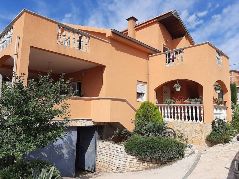 Apartma  Karin Gornji