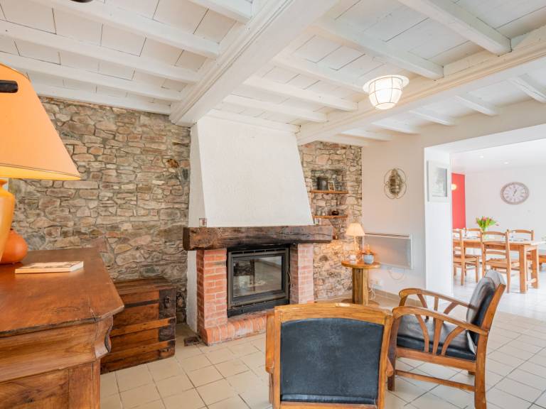 Lovely vacation home with barbeque, patio & yard | Pet-friendly — photo 2