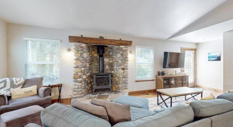 Vacation home with hot tub — photo 3