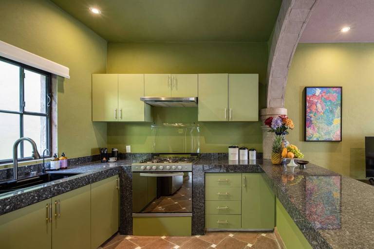 HOLT Art Deco Retreat in Vibrant 3 Bedroom Villa — photo 4