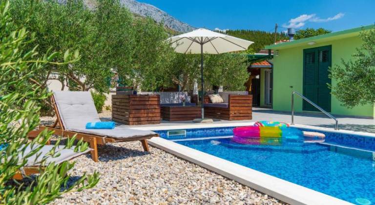 Vacation home with pool | Next to the beach | Pets allowed in Tucepi