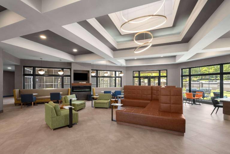 La Quinta Inn & Suites by Wyndham Greensboro NC — photo 2