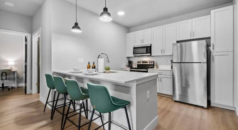 Modern King BR, Sectional, Pool, Gym, Near Amp — photo 5