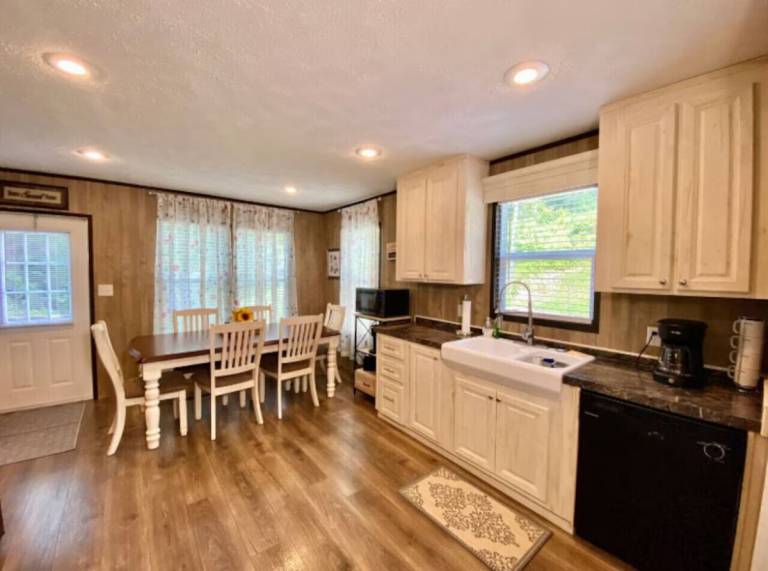 Vacation home with hot tub, barbecue & garden — photo 3