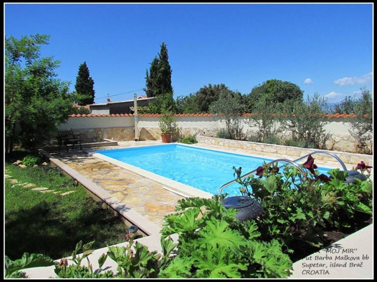 4 Bed Villa Sleeps 9 - Pool, Pets, Garden, Parking — photo 4