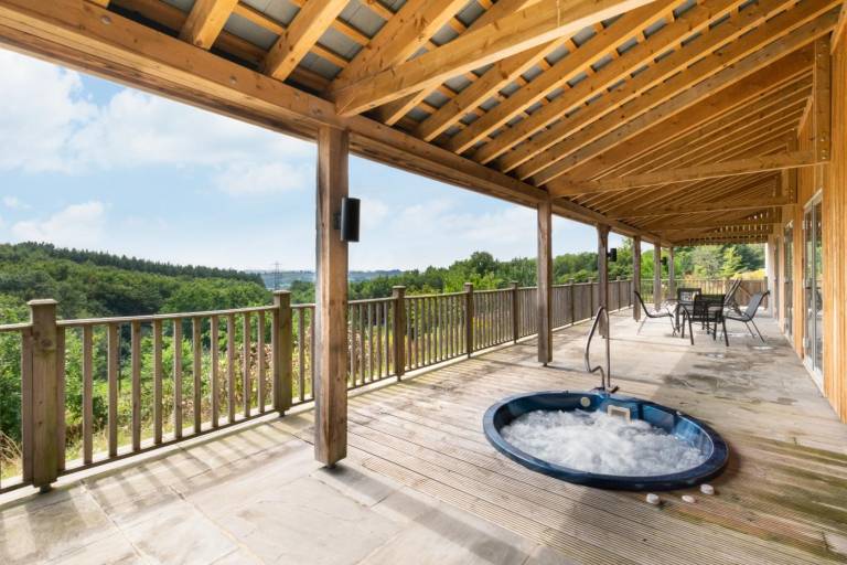 Cottage with grill, hot tub & pool — photo 2