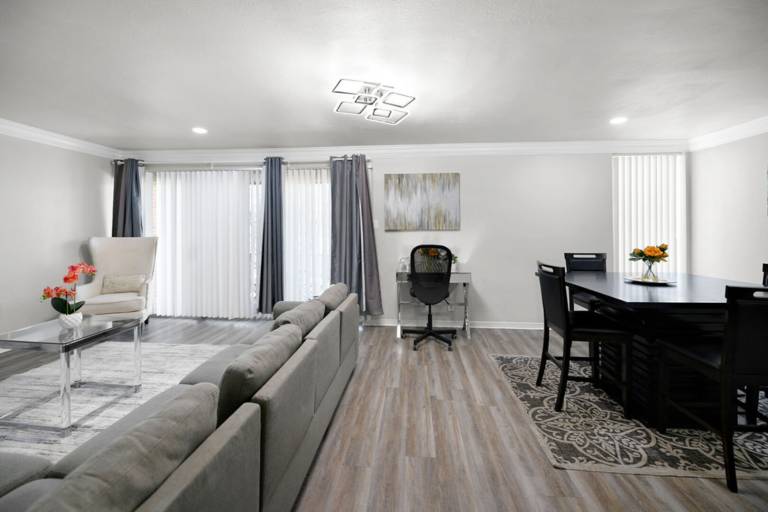 Apartment with pool — photo 3