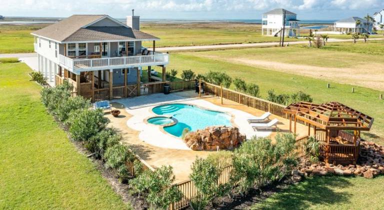 House with barbeque & private pool in Jamaica, TX
