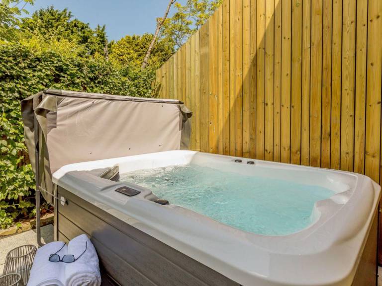 Beautiful cottage with hot tub, barbeque & yard | Dogs allowed — photo 2