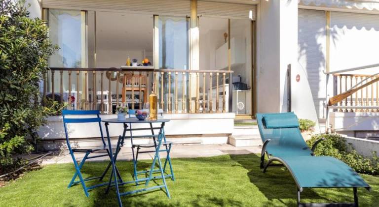 Apartment with patio & yard — photo 5
