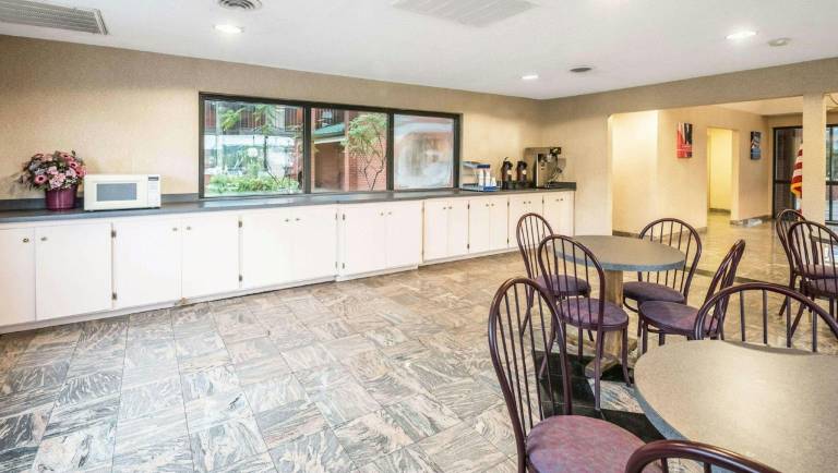 Studios and Suites 4 Less Emporia — photo 4