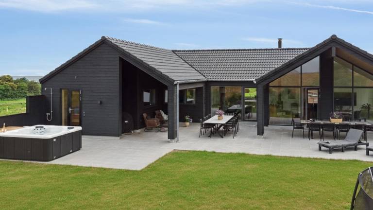 Vacation home with yard, barbeque & sauna — photo 2