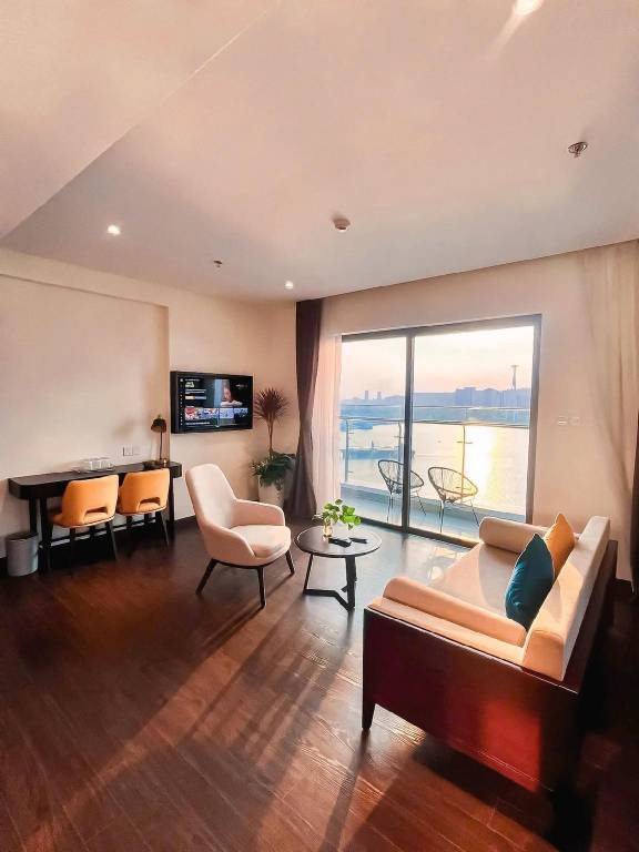 Vacation home with pool, jacuzzi & garden | Water view | Suitable for remote work | Pets allowed in Ha Long