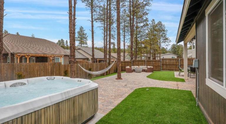 Vacation home with jacuzzi — photo 2