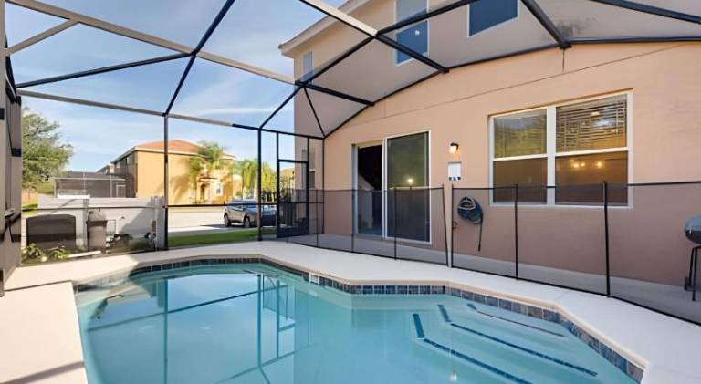 House with pool in Kissimmee, FL