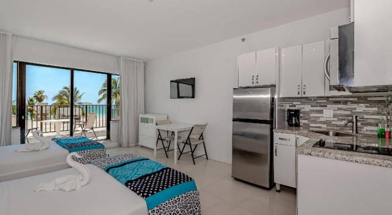 Apartment with pool & terrace — photo 5