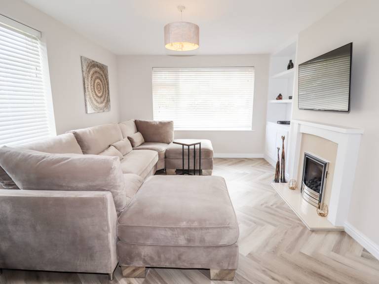 Family-oriented cottage with yard & jacuzzi | Beach view | Pets are welcome — photo 3