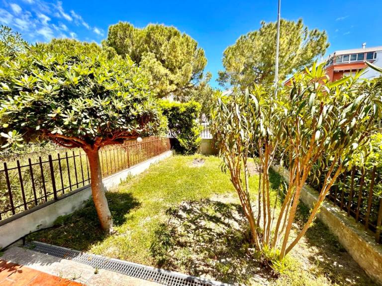 Holiday apartment with garden | Garden view — photo 4
