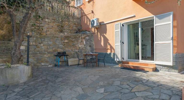 Apartment with yard — photo 3